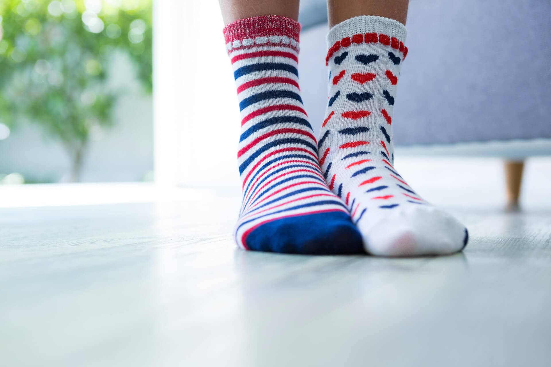 Blau rot weiße Socken mit unterschiedlichem Muster